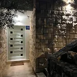 Hosta דירה חוואר