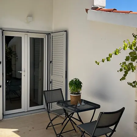 Hosta דירה חוואר