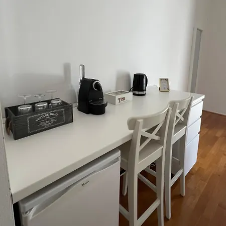 Apartament Hosta *