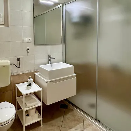 Hosta דירה חוואר