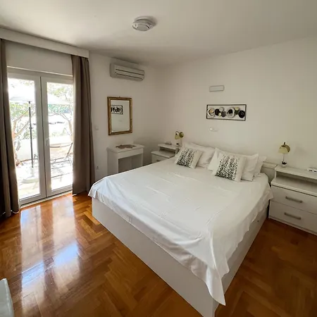 Apartament Hosta *