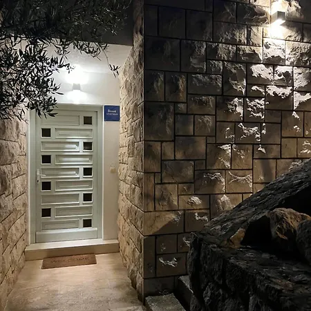 Hosta דירה חוואר